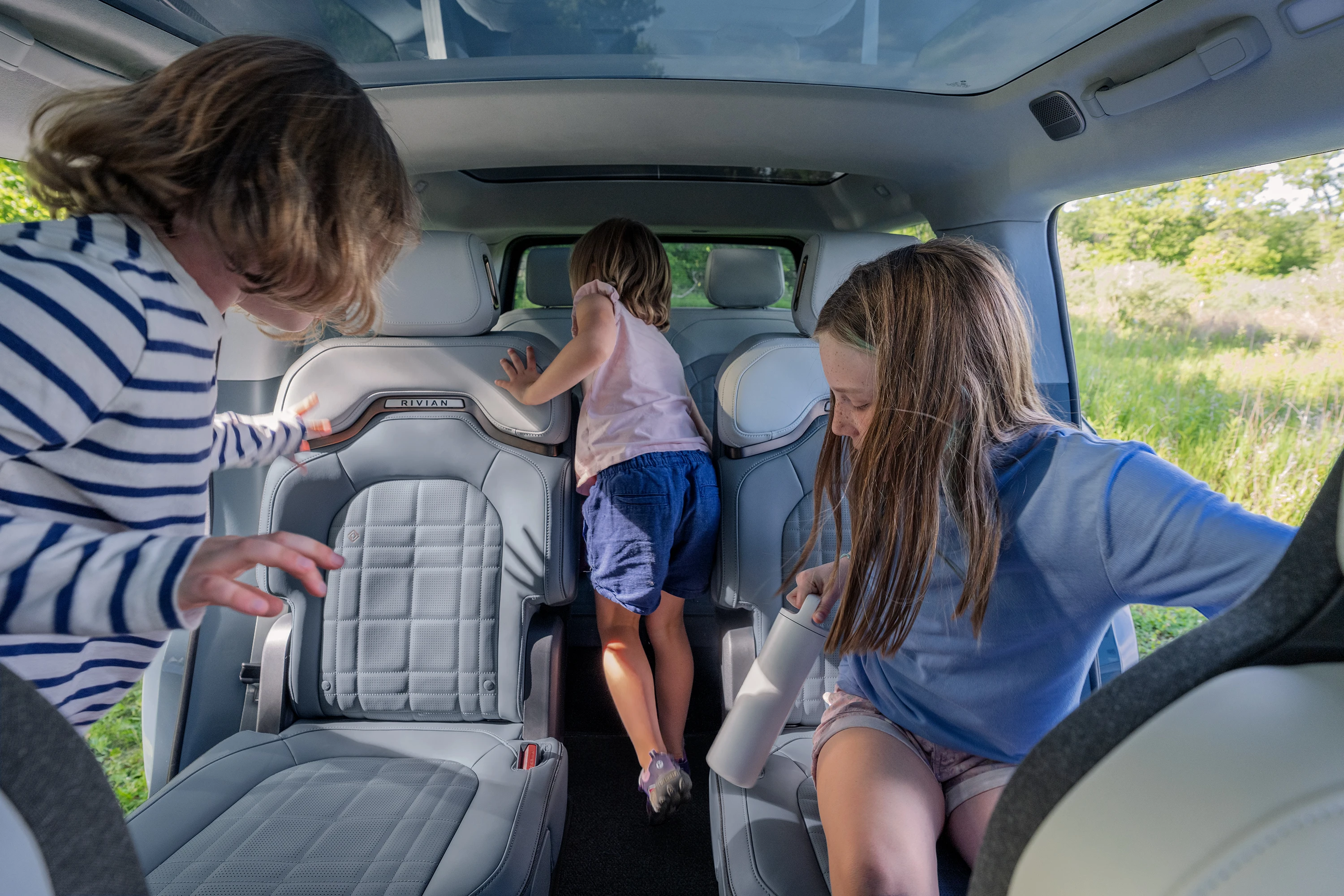 Rivian R1S Dual-Motor AWD LP secondrowseats view