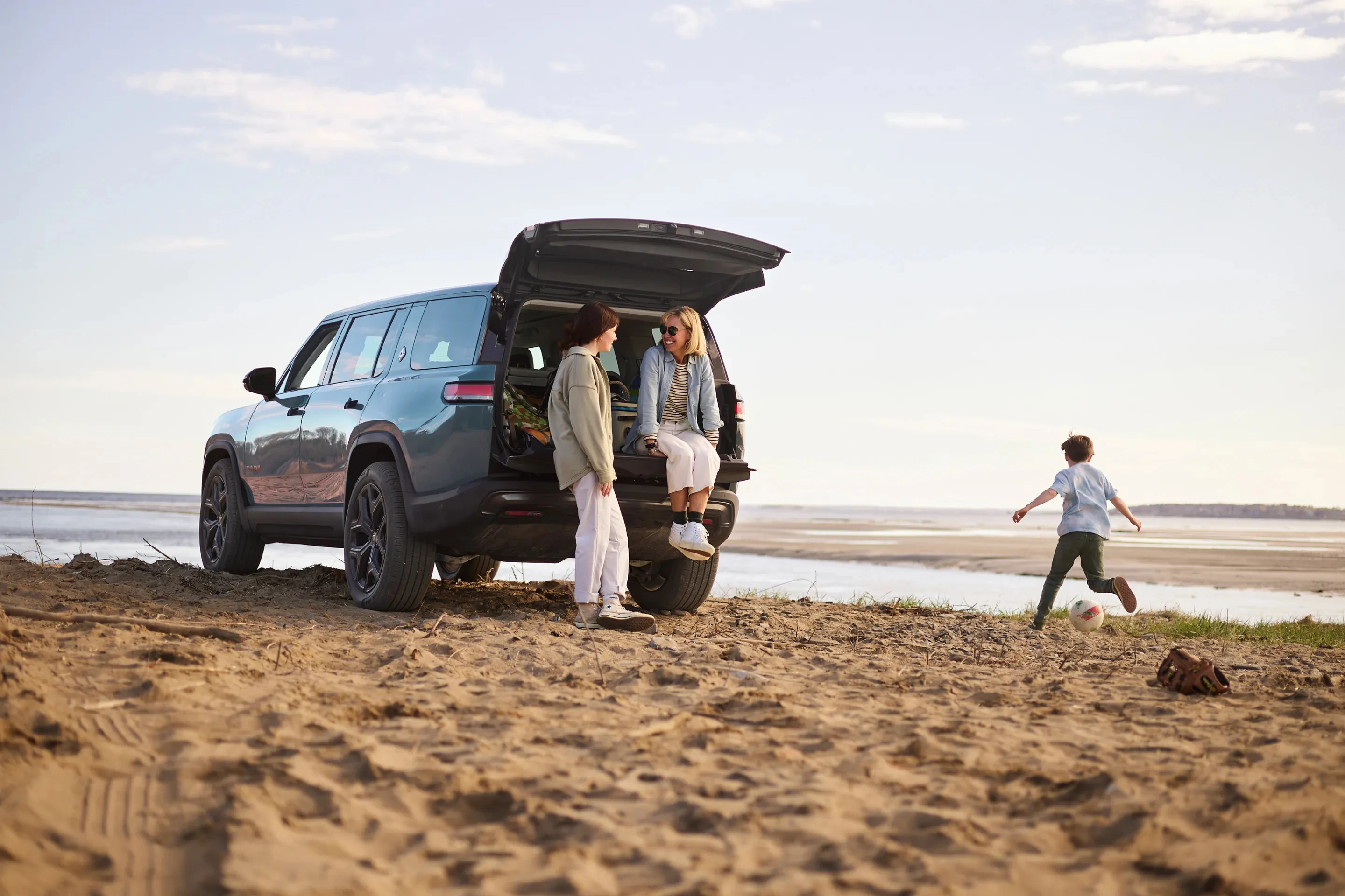 Rivian R1S Dual-Motor AWD MP exterior view