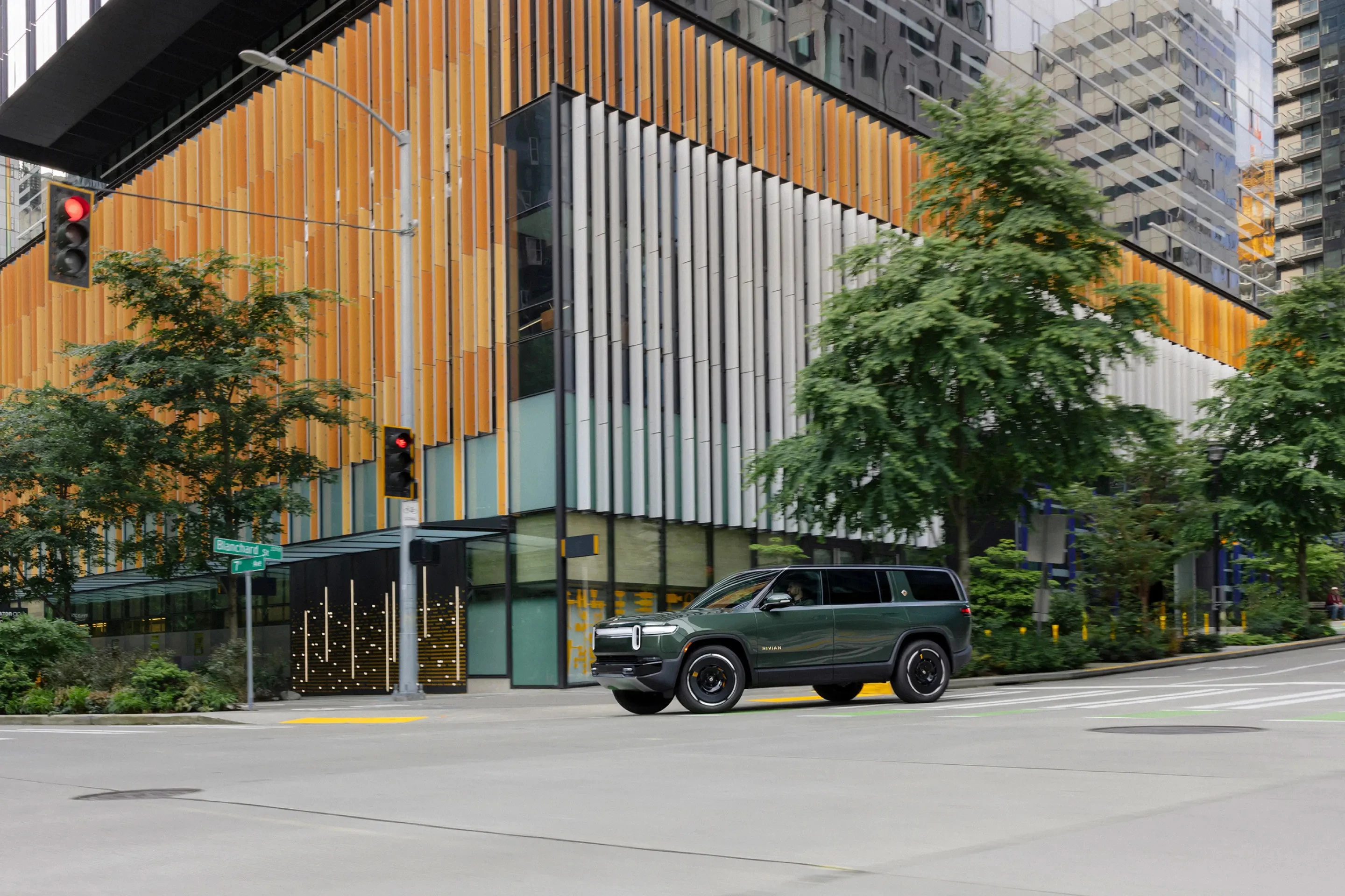 Rivian R1S Dual-Motor AWD MP exterior view