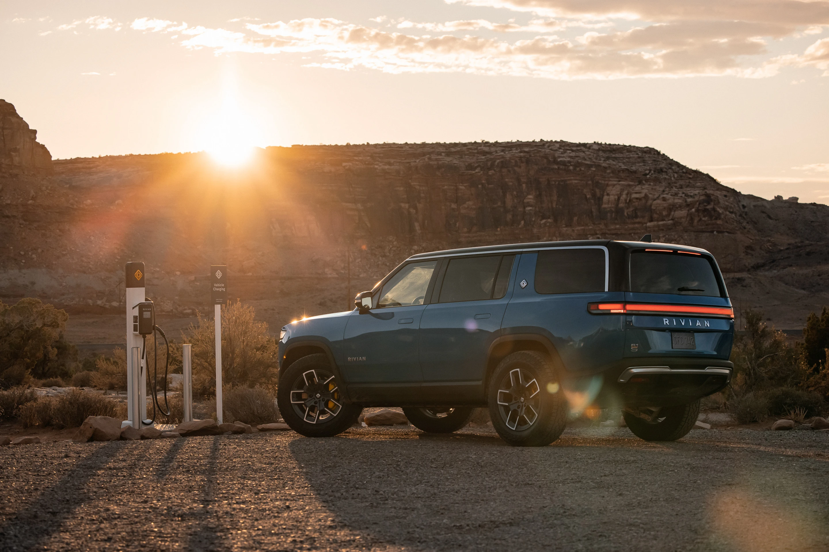 Rivian R1S Dual-Motor AWD MP charging view