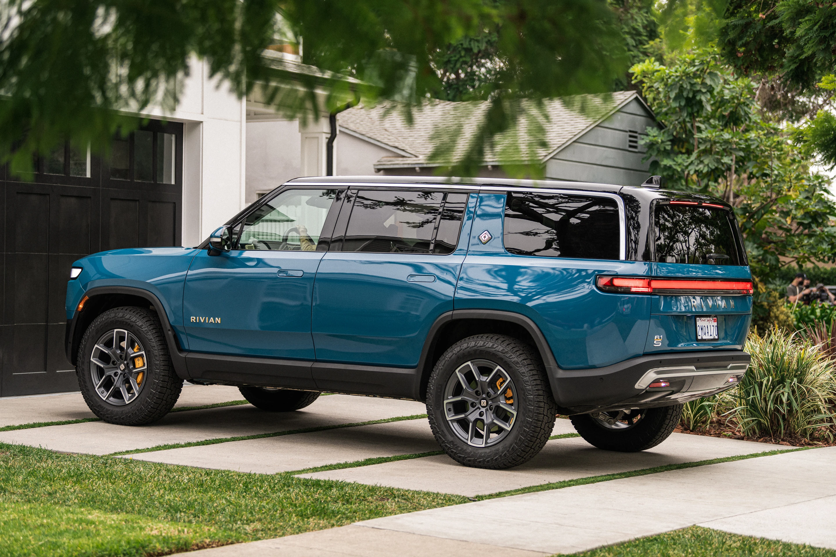 Rivian R1S Dual-Motor AWD MP exterior view