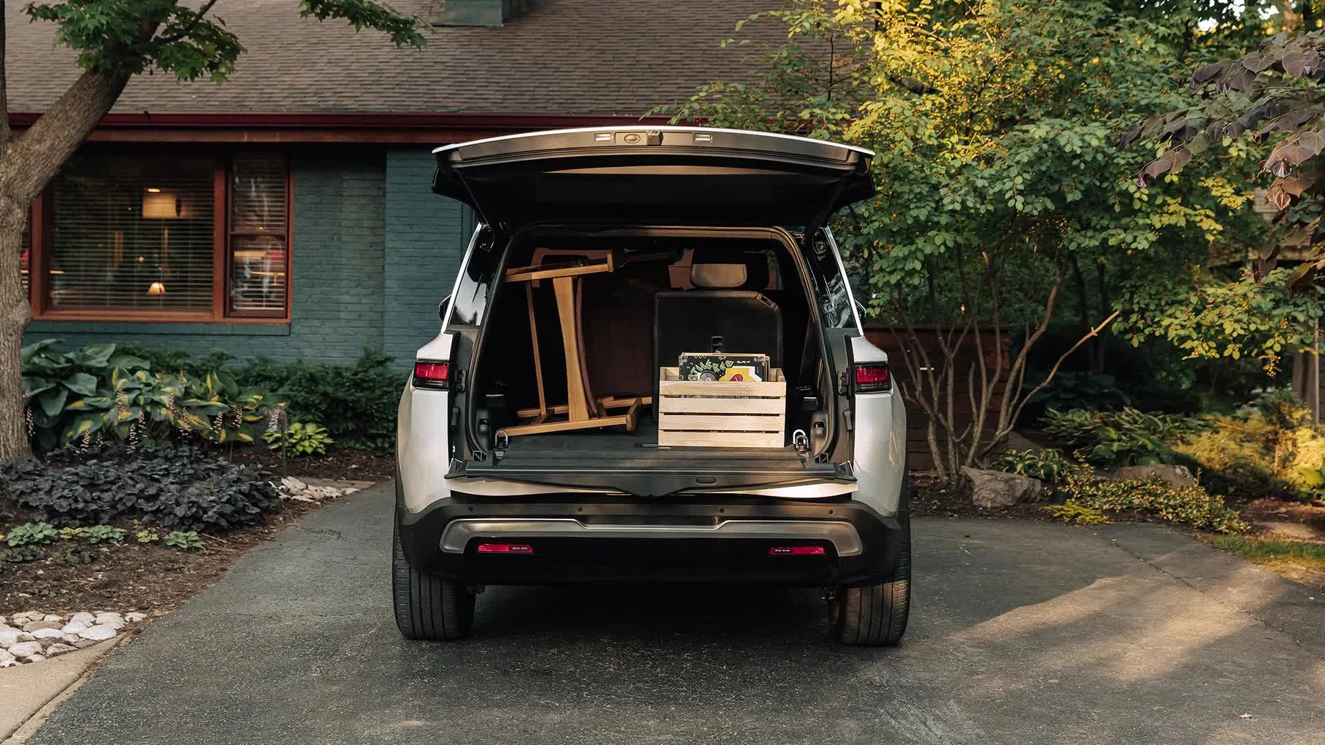 Rivian R1S Dual-Motor AWD MP trunk view