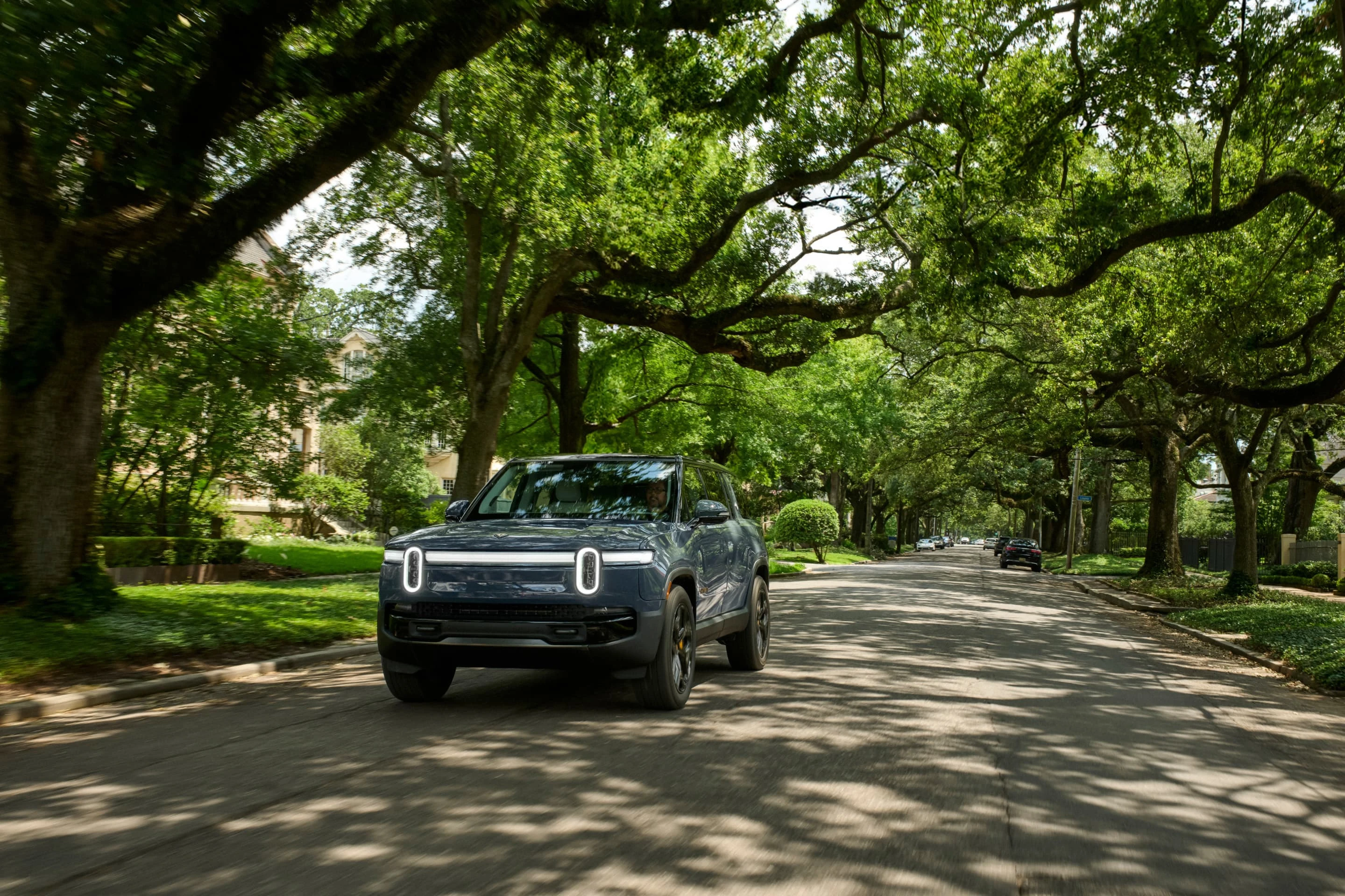 Rivian R1S Performance Dual-Motor AWD MP exterior view