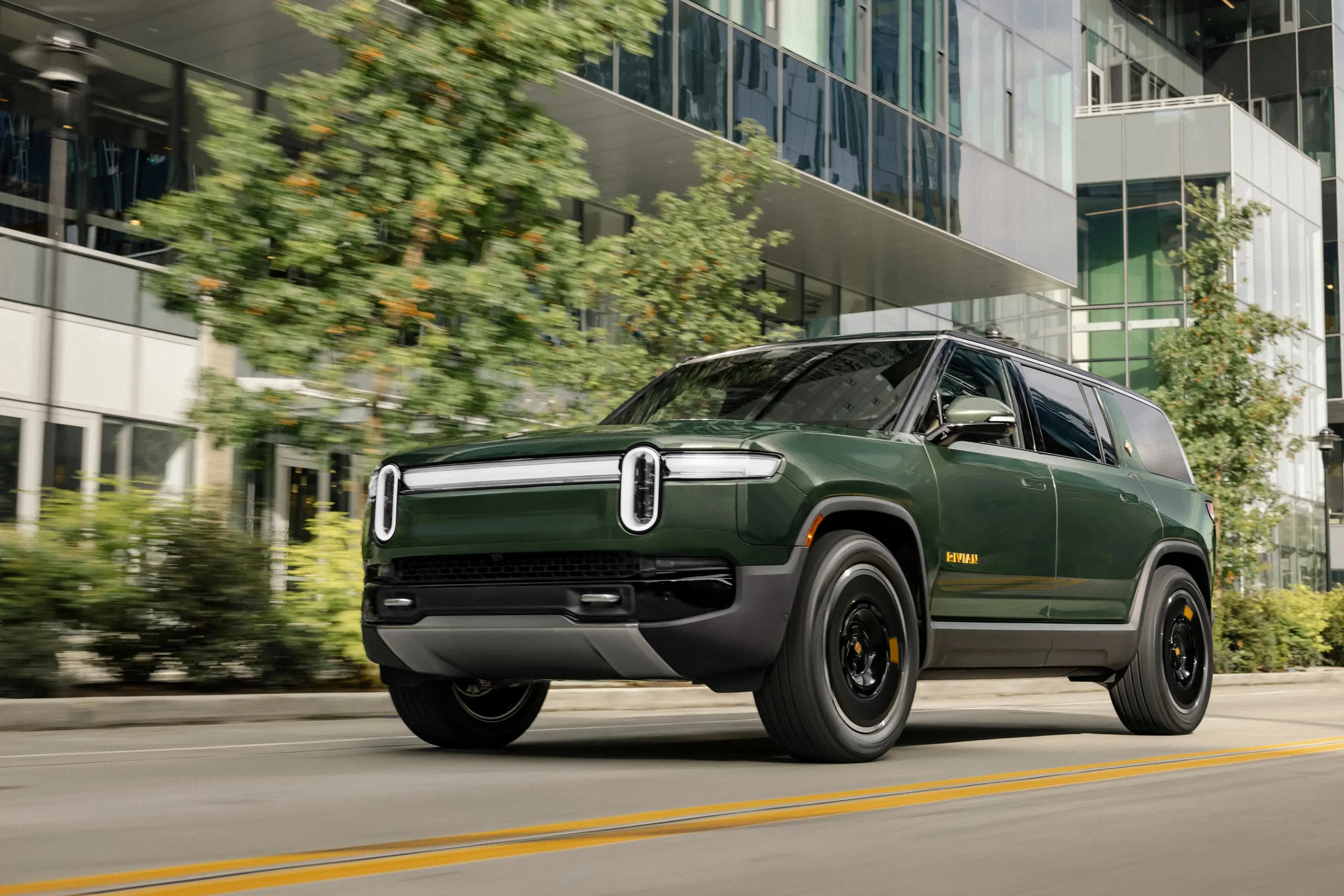 Rivian R1S Performance Dual-Motor AWD MP exterior view
