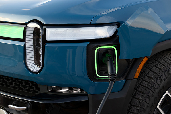 Rivian R1S Performance Dual-Motor AWD MP charging view