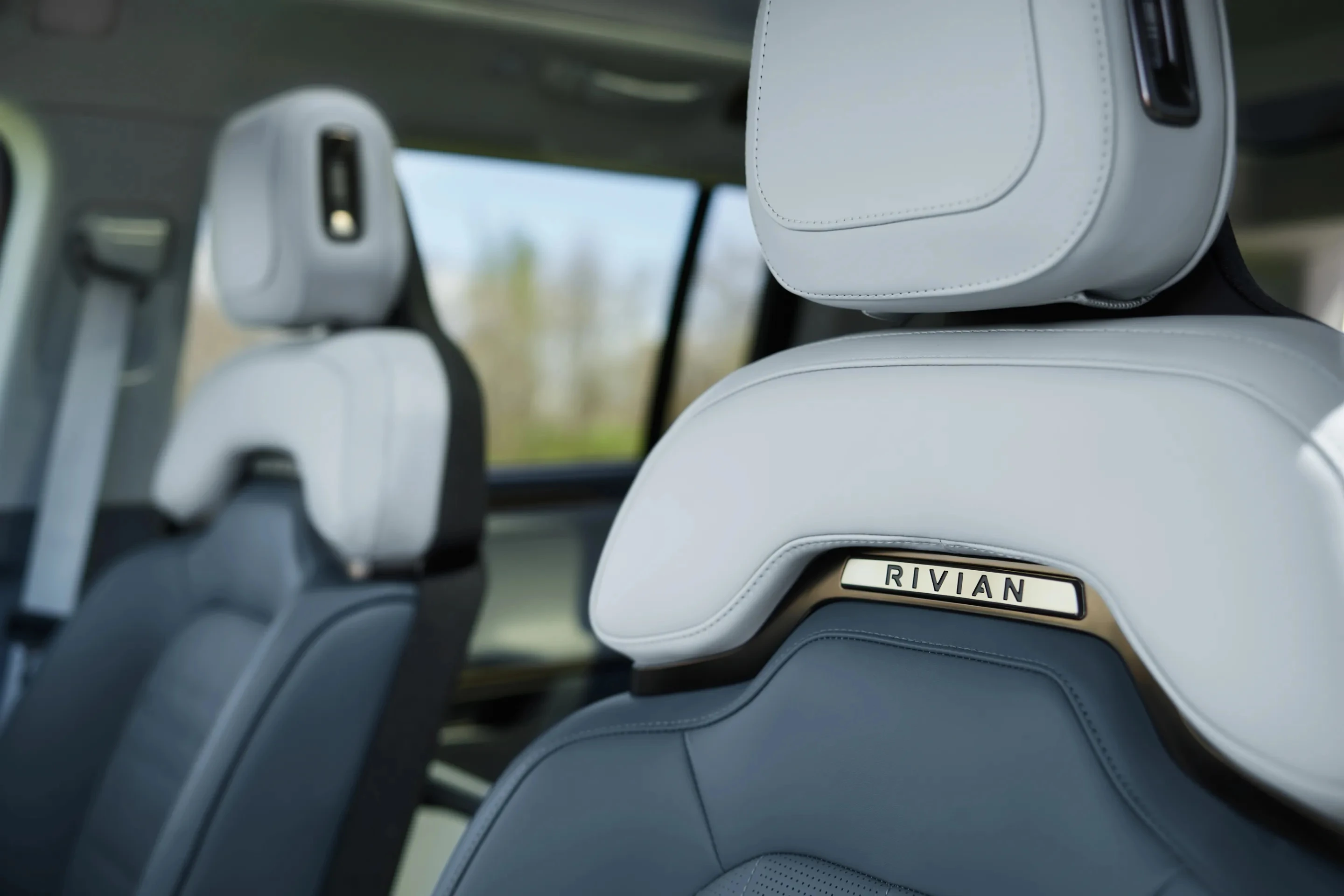 Rivian R1S Quad-Motor AWD MP frontseats view