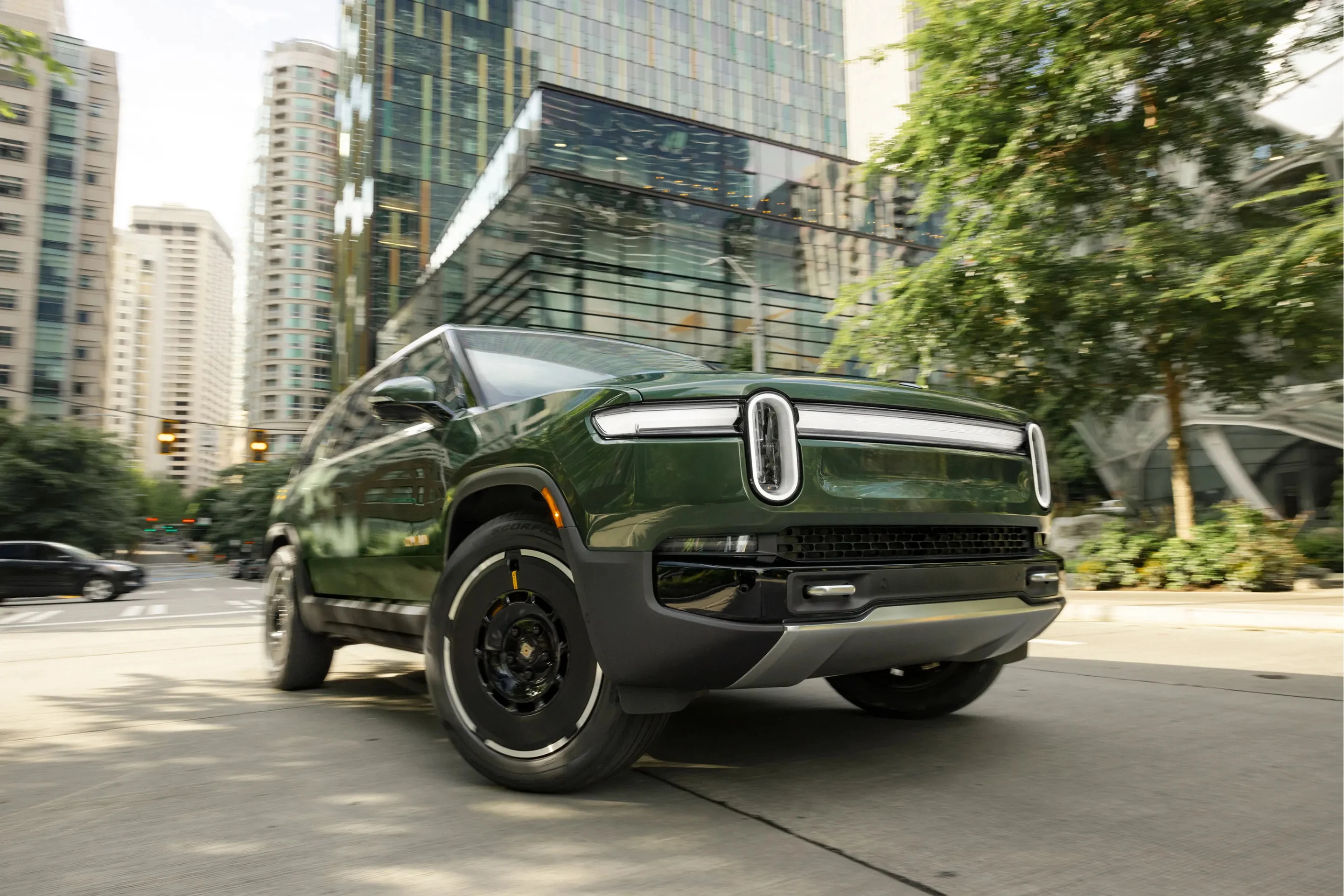 Rivian R1S Quad-Motor AWD MP exterior view