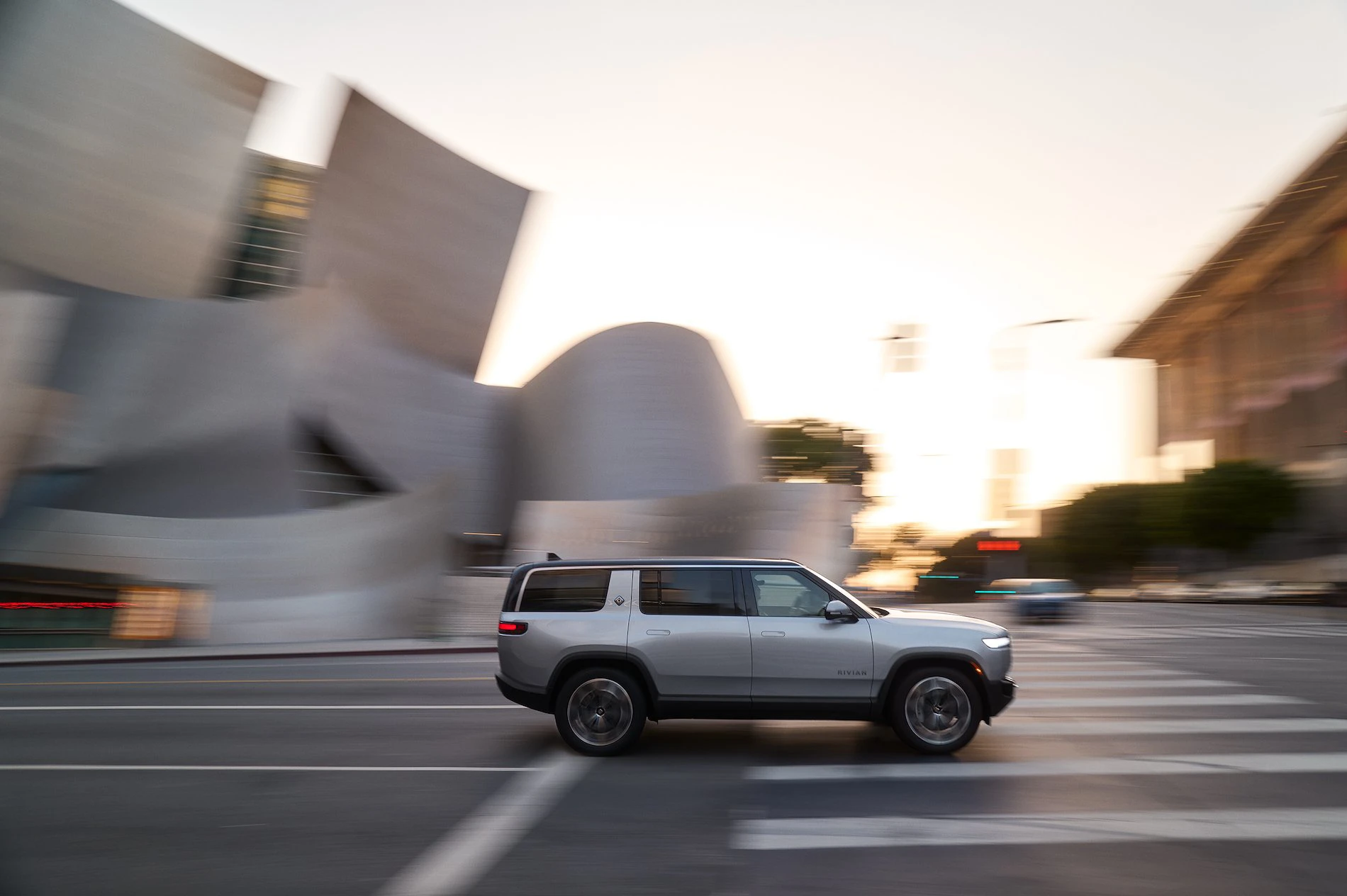 Rivian R1S Quad-Motor AWD MP dynamic view