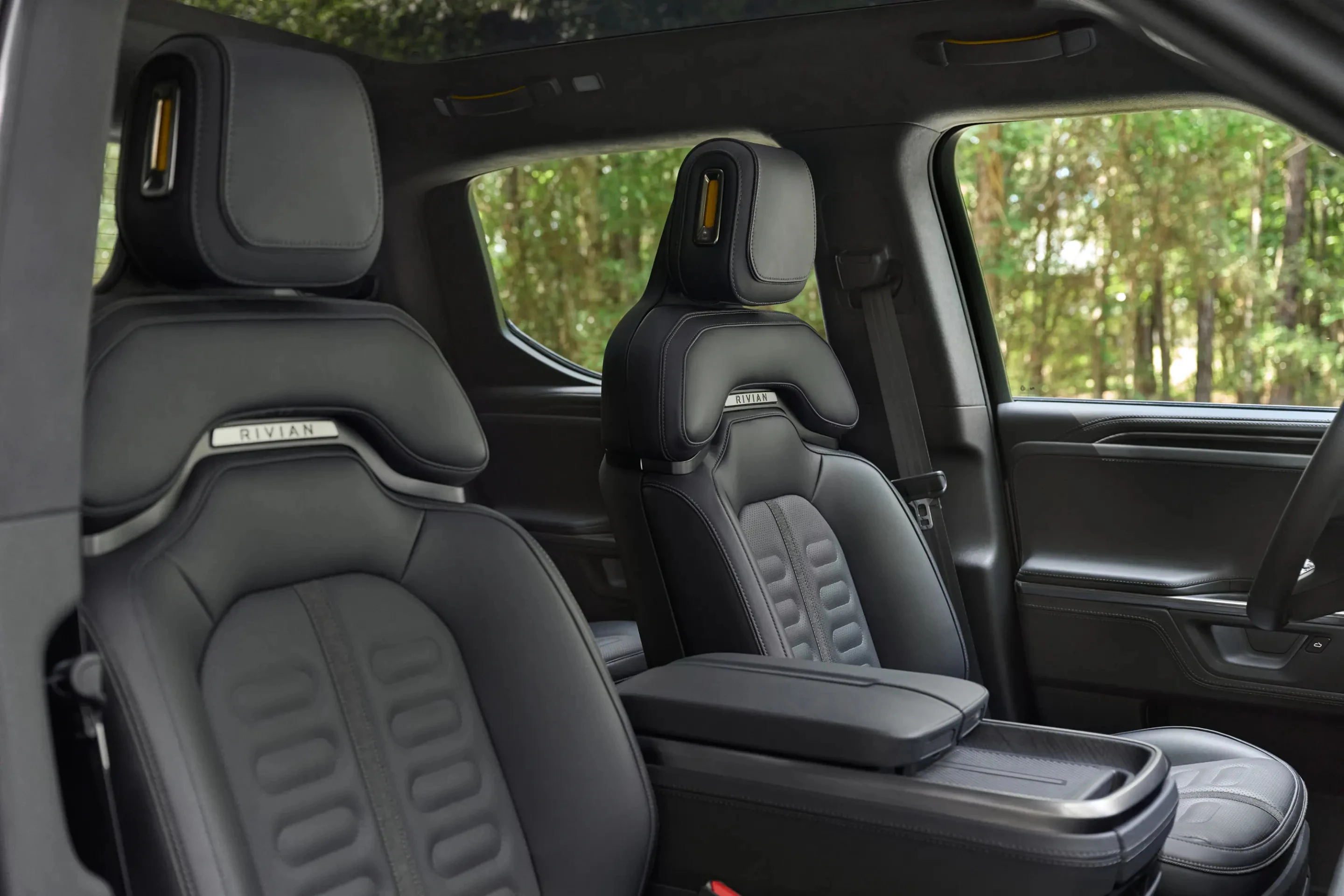 Rivian R1S Quad-Motor AWD MP frontseats view