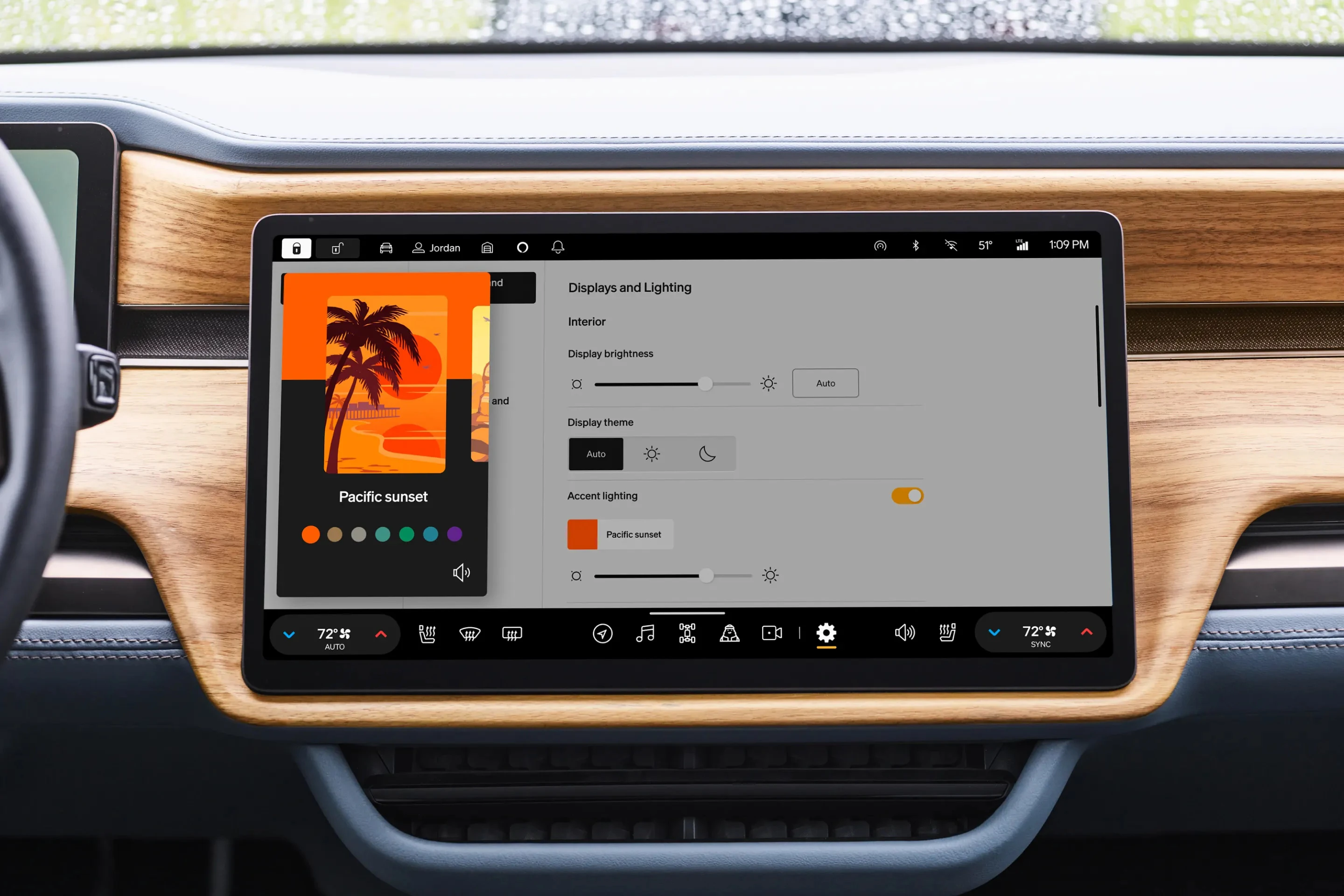 Rivian R1S Quad-Motor AWD MP screens view