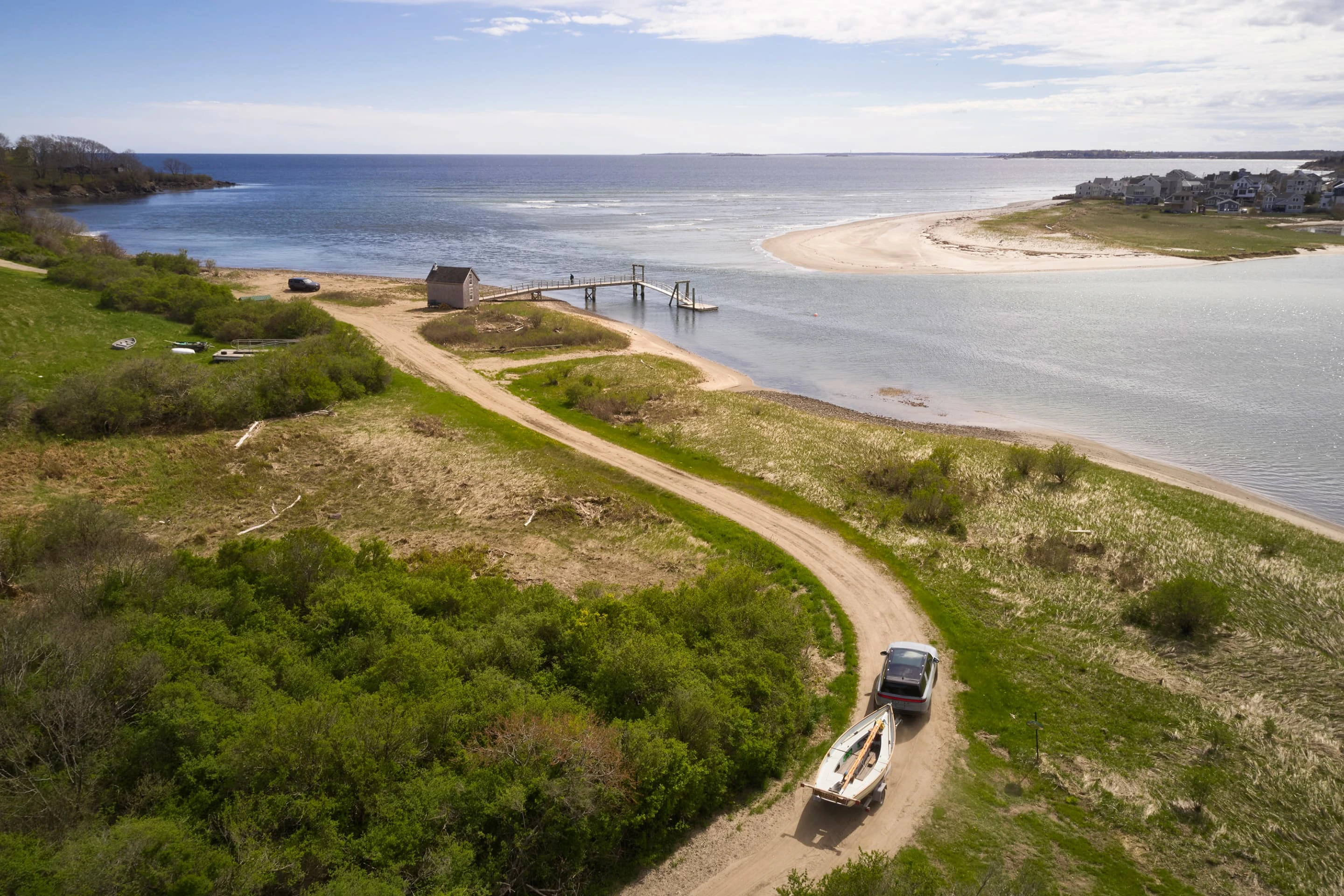 Rivian R1S Quad-Motor AWD MP towing view