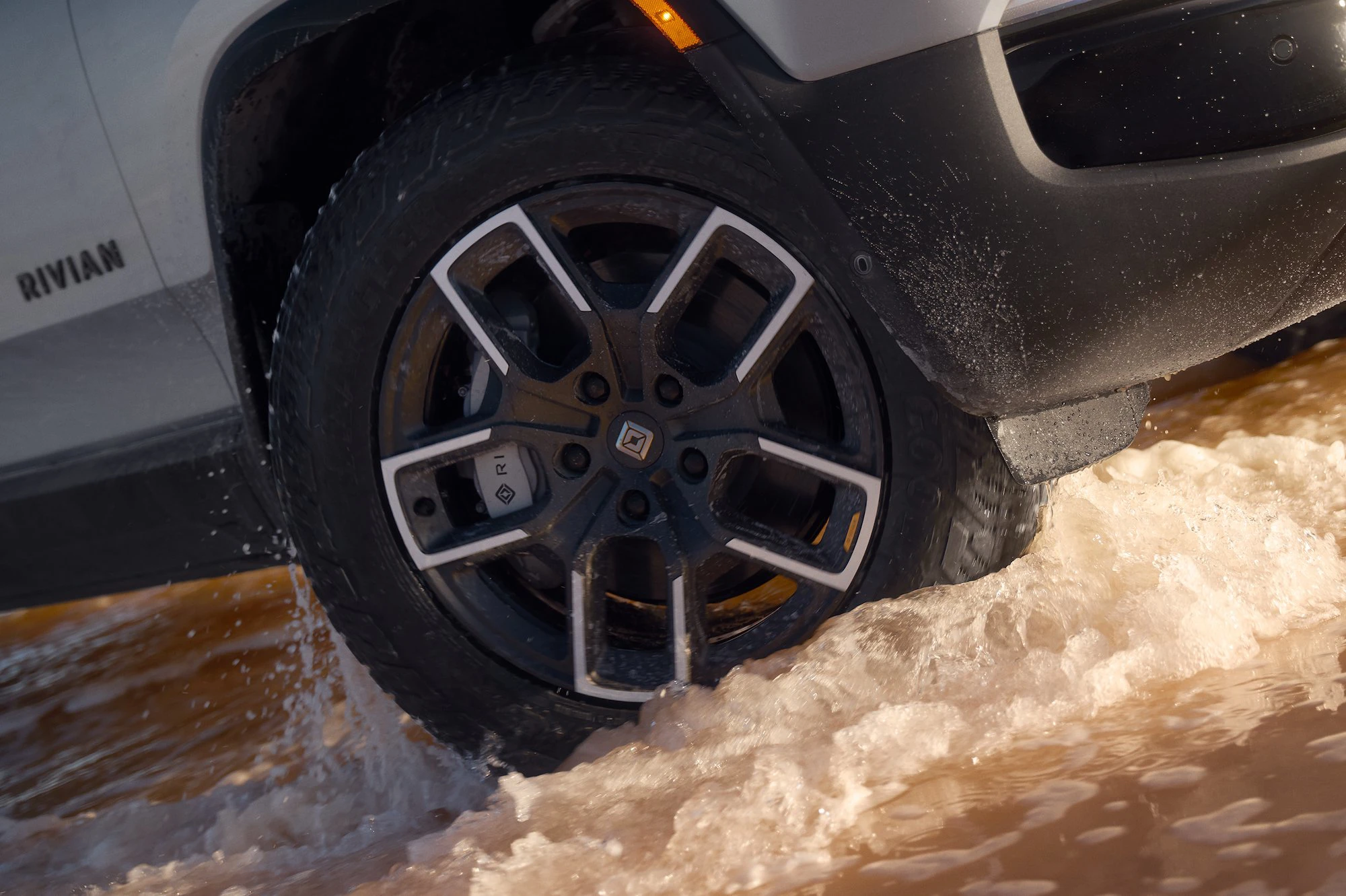 Rivian R1S Quad-Motor AWD MP wheels view