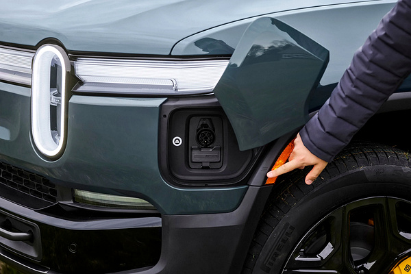 Rivian R1S Quad-Motor AWD MP chargeport view