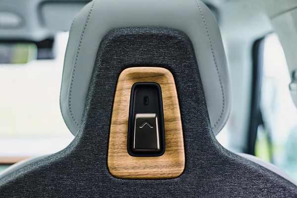 Rivian R1S Quad-Motor AWD MP details view