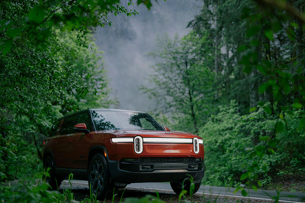 Rivian R1S Quad-Motor AWD MP headlights view