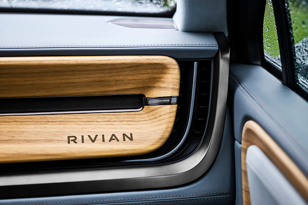 Rivian R1S Tri-motor AWD MP details view