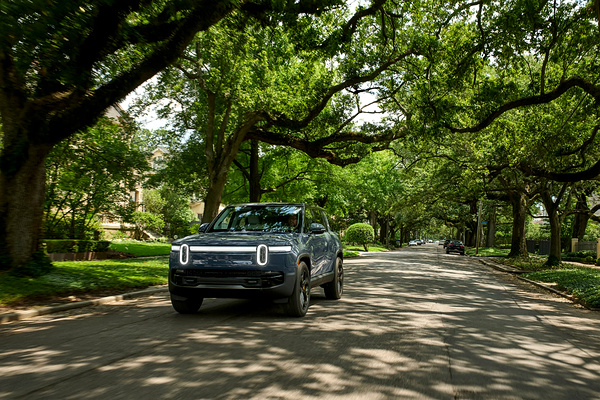 Rivian R1S Tri-motor AWD MP exterior view
