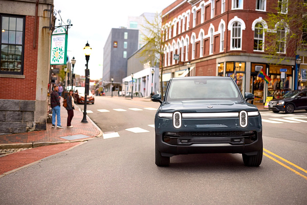 Rivian R1S Tri-motor AWD MP exterior view