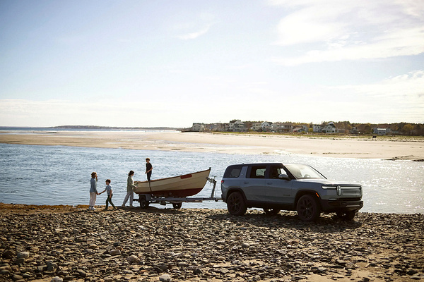 Rivian R1S Tri-motor AWD MP towing view
