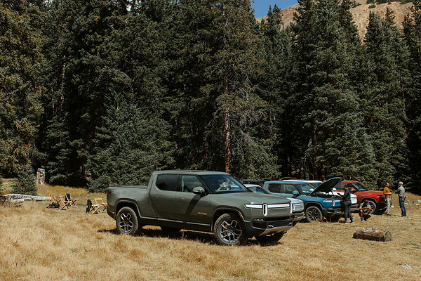 Rivian R1T Performance Dual-Motor AWD LP exterior view
