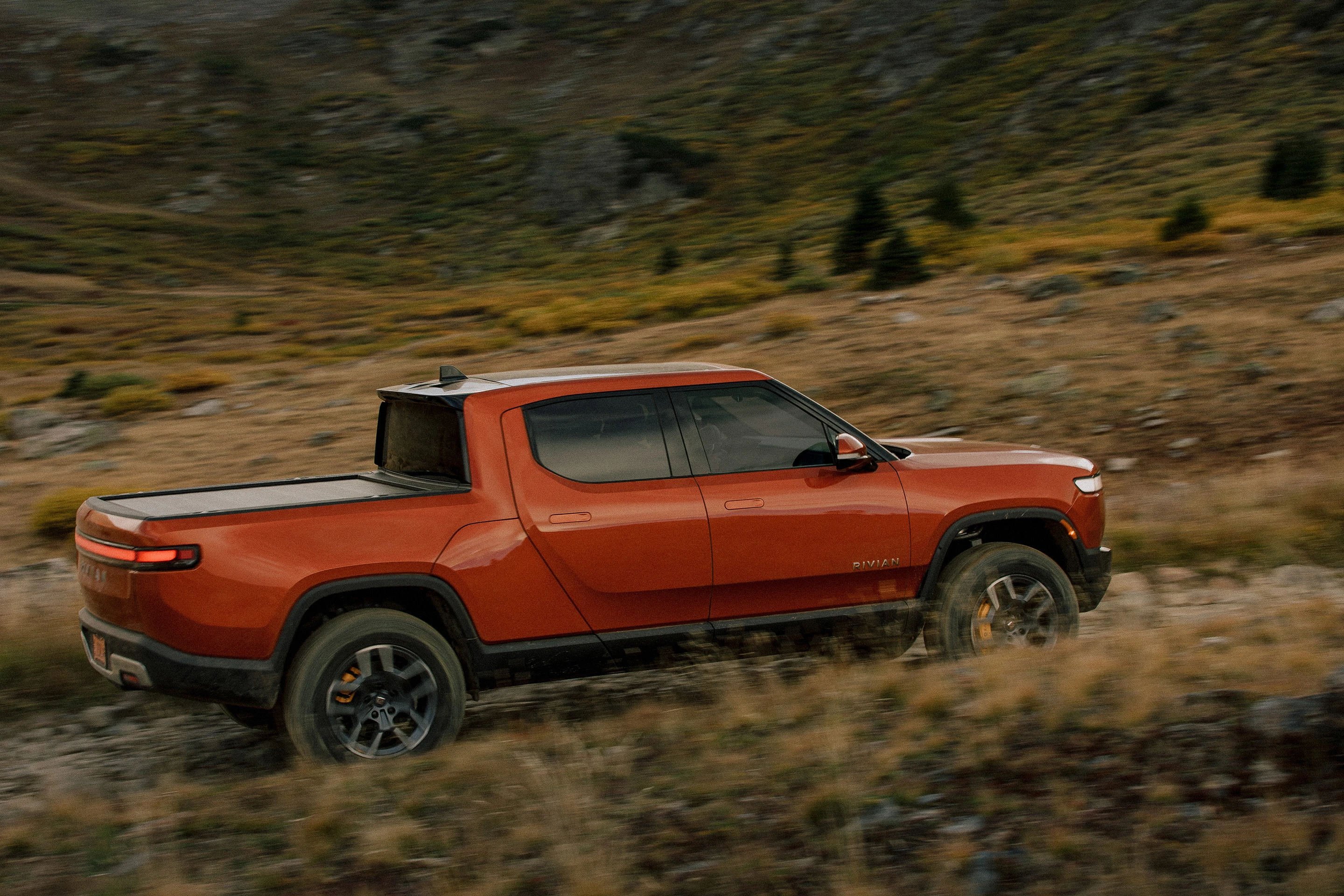 Rivian R1T Performance Dual-Motor AWD MP exterior view