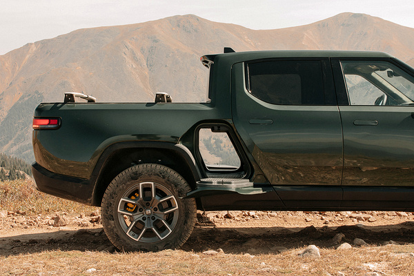 Rivian R1T Performance Dual-Motor AWD MP exterior view