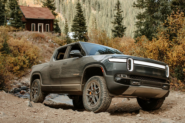 Rivian R1T Performance Dual-Motor AWD MP exterior view
