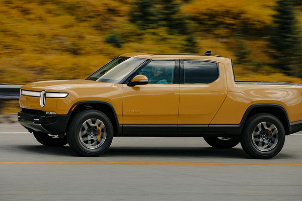 Rivian R1T Performance Dual-Motor AWD MP exterior view