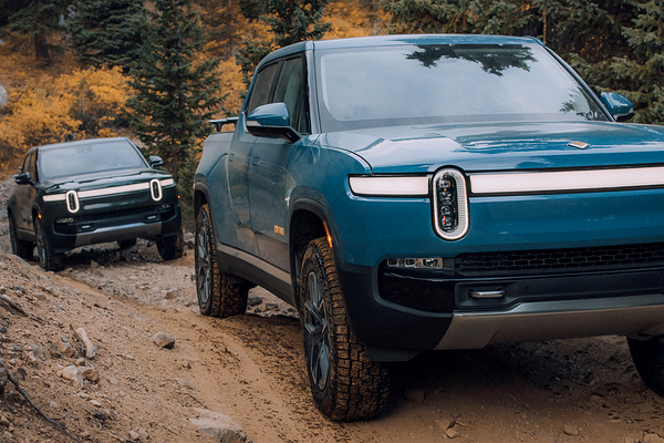 Rivian R1T Performance Dual-Motor AWD MP headlights view