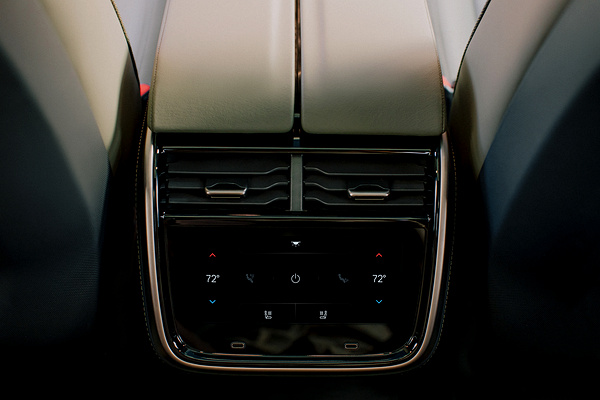 Rivian R1T Quad-Motor AWD interior view