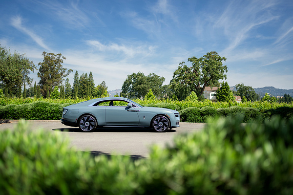 Rolls-Royce Spectre exterior view