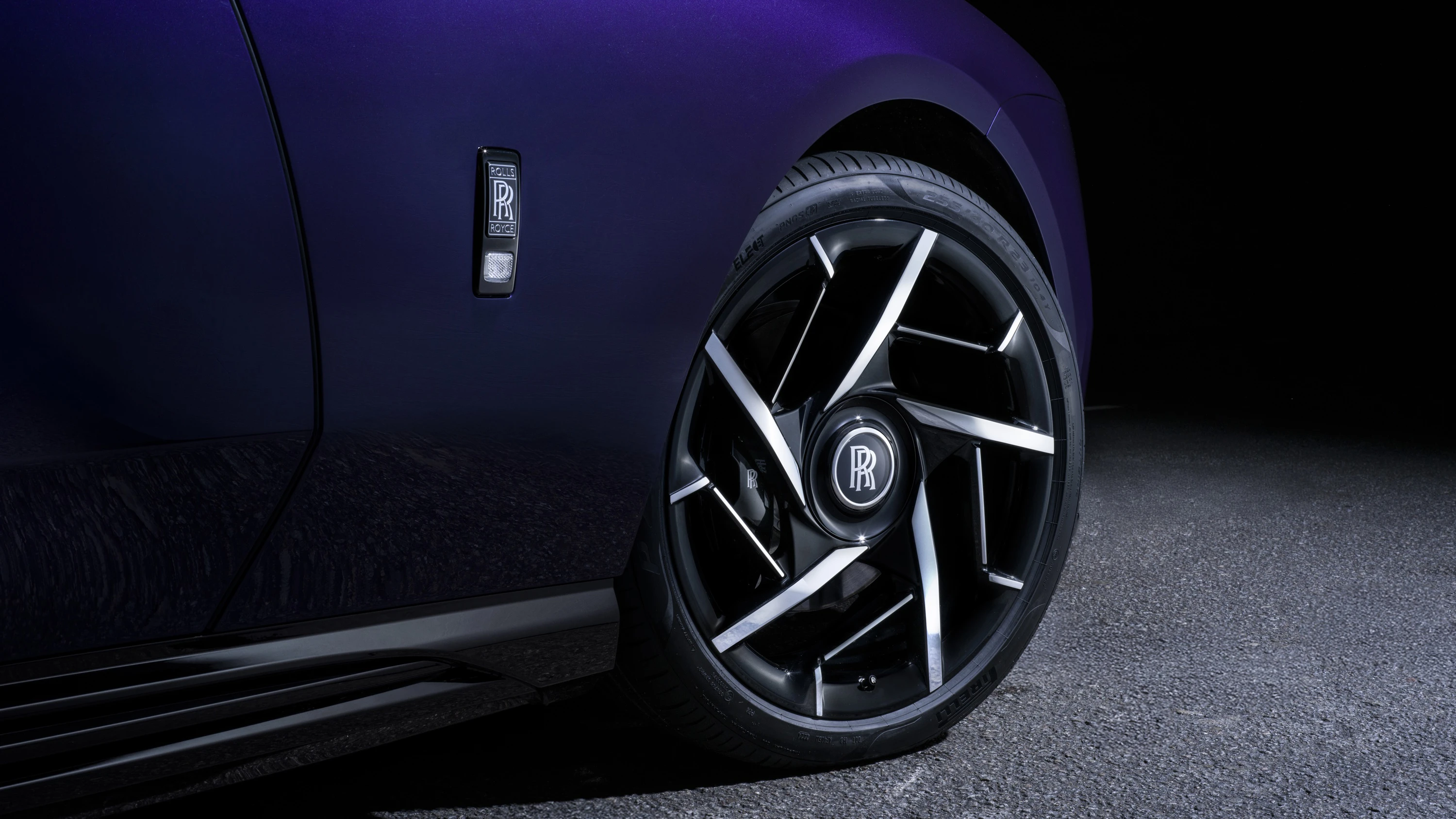 Rolls-Royce Spectre Black Badge wheels view