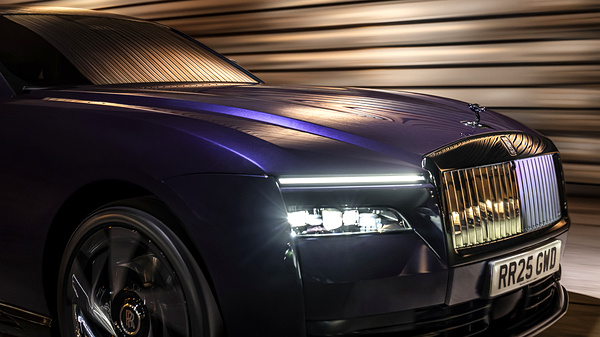 Rolls-Royce Spectre Black Badge headlights view