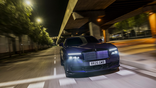 Rolls-Royce Spectre Black Badge headlights view