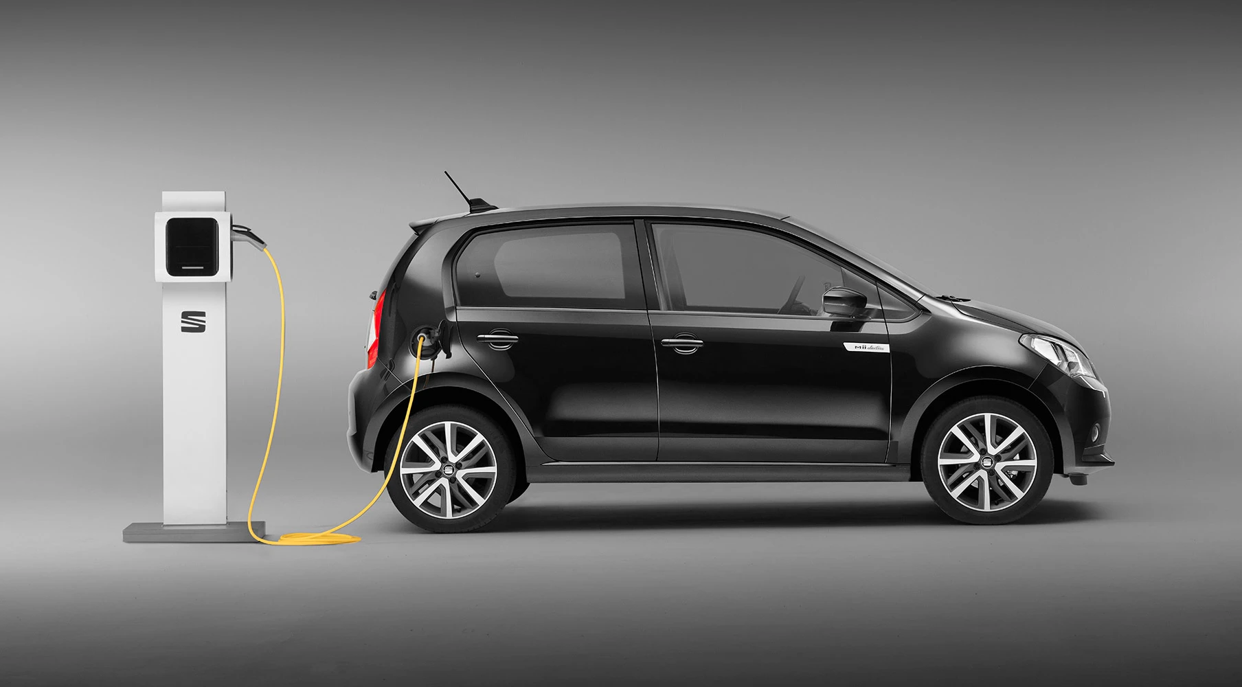 SEAT Mii electric 32.3 kWh charging view