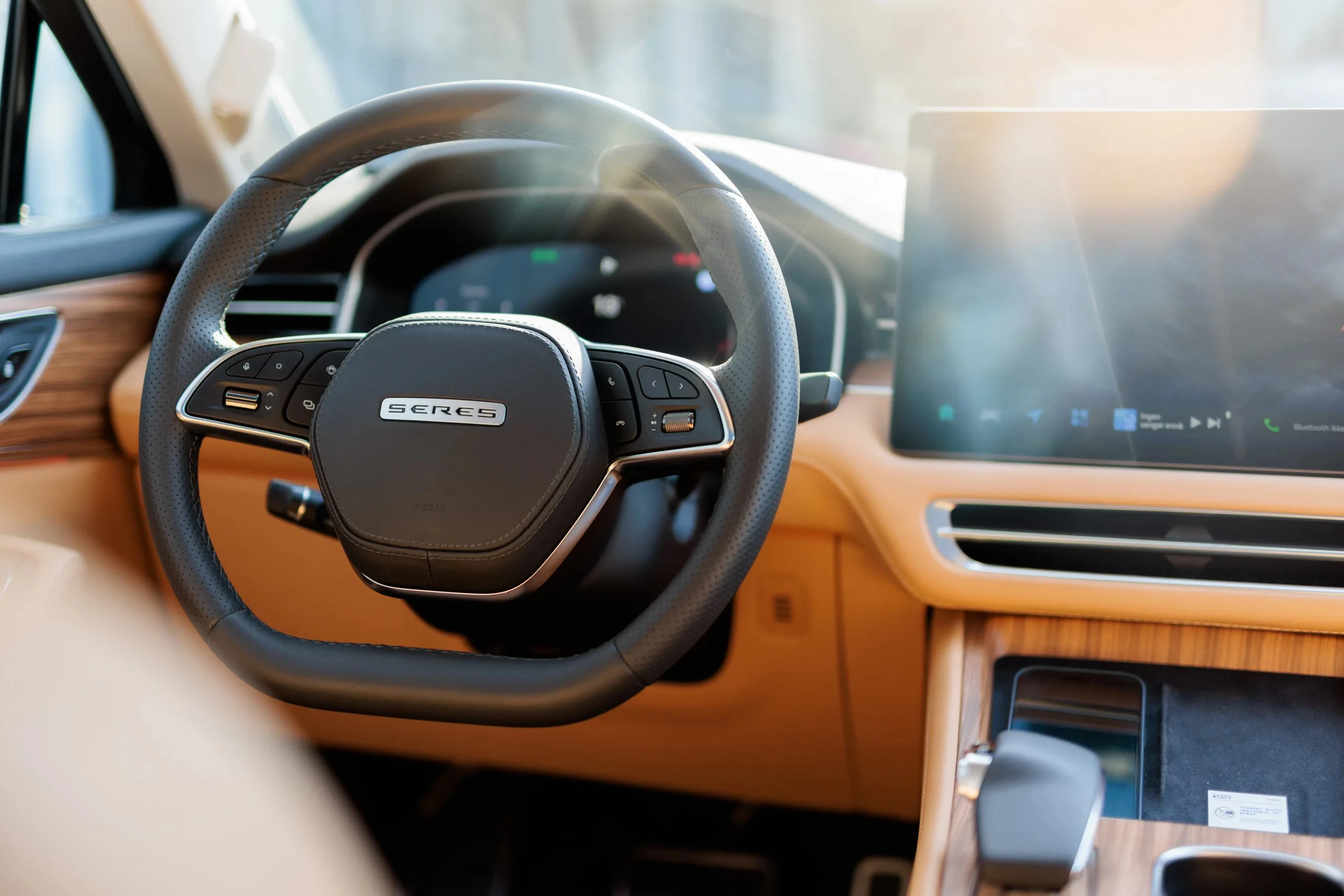 Seres 5 4WD Premium screens view