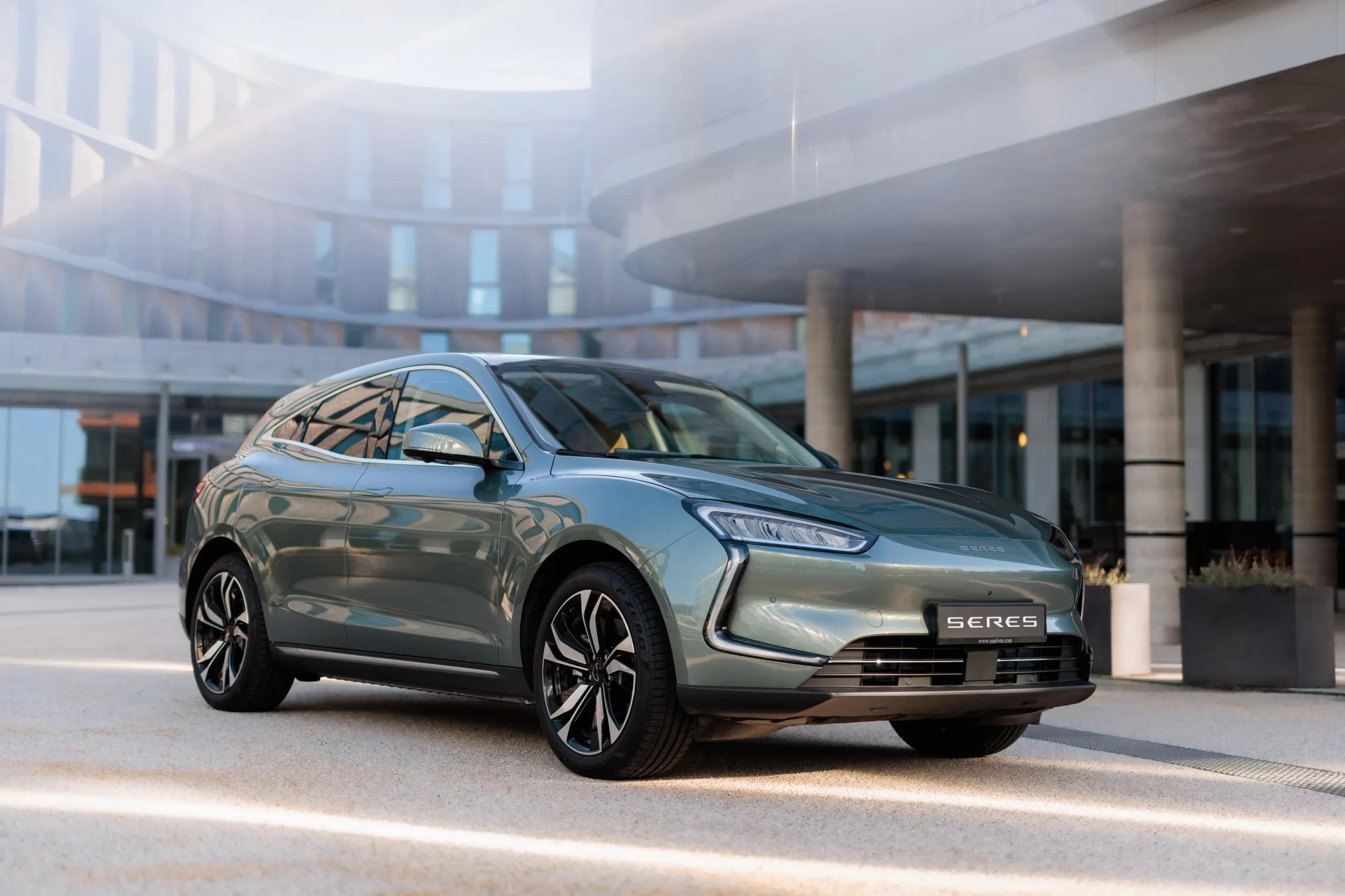Seres 5 4WD Premium electric vehicle exterior