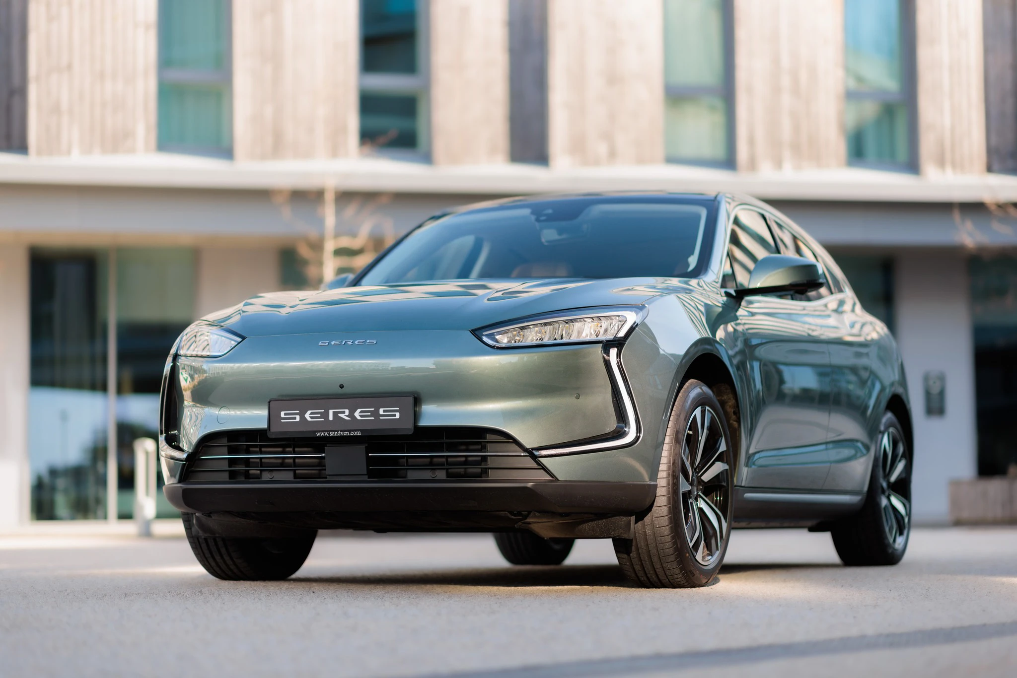 Seres 5 4WD Premium exterior view