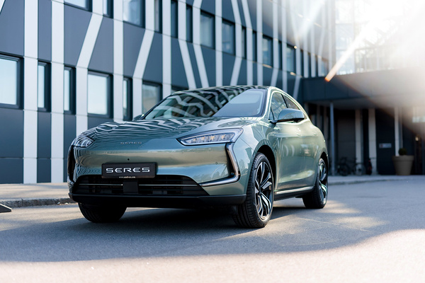 Seres 5 4WD Premium exterior view