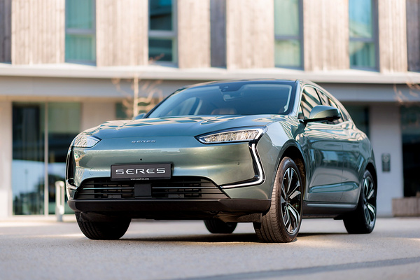 Seres 5 4WD Premium exterior view