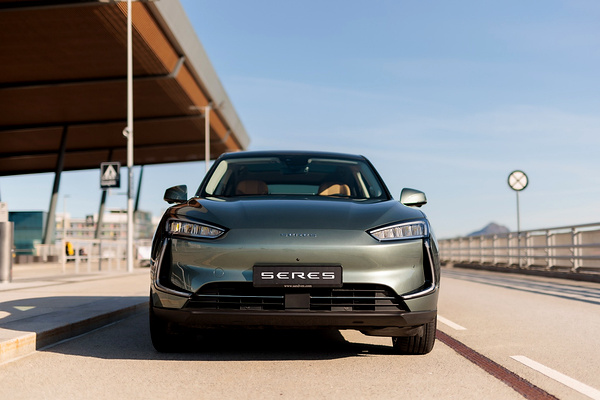 Seres 5 4WD Premium exterior view