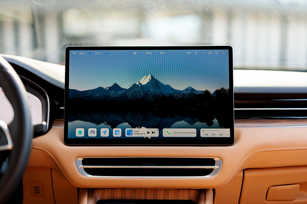 Seres 5 4WD Premium screens view