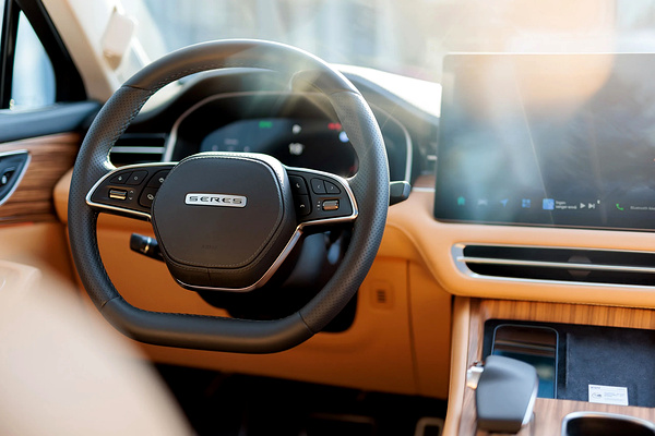 Seres 5 4WD Premium screens view