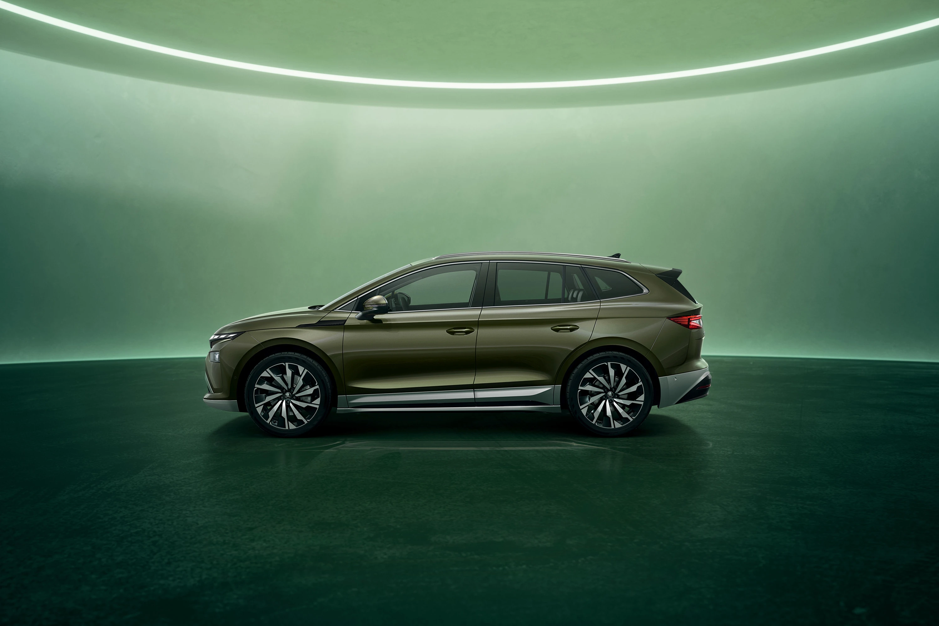 SKODA ENYAQ 85x exterior view