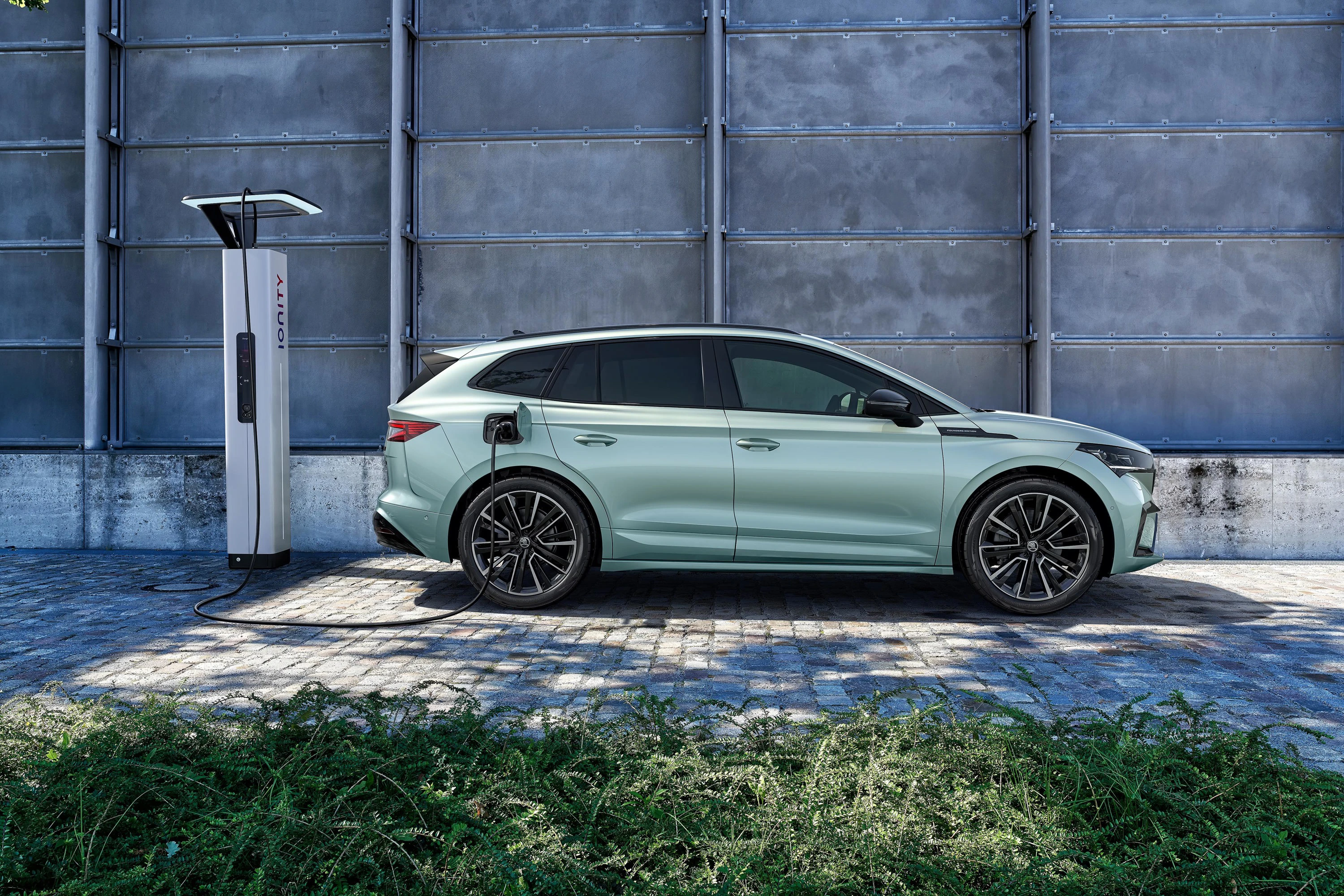 SKODA Enyaq iV80x charging view