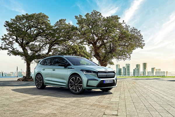 SKODA Enyaq iV80x exterior view