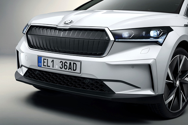 SKODA Enyaq iV80x exterior view