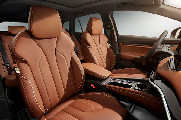SKODA Enyaq iV80x frontseats view