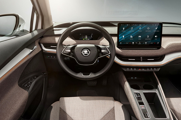 SKODA Enyaq iV80x screens view