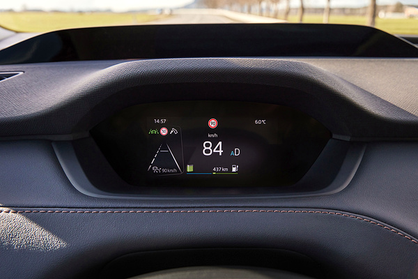 SKODA Enyaq iV80x screens view